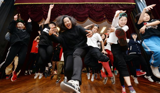 Choreographer Hong Young-joo (center) dances with her students at the Korean International Institute of the Arts on Dec. 6.   Ahn Hoon/The Korea Herald