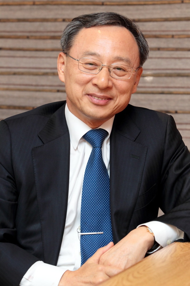 황창규(교수/전기업인/성균관대학교석좌교수)
There’s a new man in the house at KT: Hwang Chang-gyu, a former Samsung executive who, if Cheong Wa Dae has nothing more to say about it, will become the next chairman and CEO of the nation’s second-largest mobile carrier.
Hwang Chang-gyu