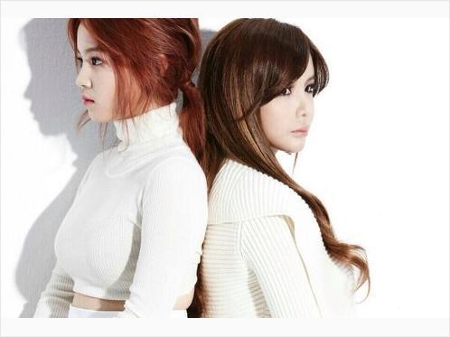 이하이(좌부서/가수),박봄(가수/2NE1)
박봄이 최근 결성한 봄&하이 유닛의 앨범 사진에 귀여운 불만을 표했다.