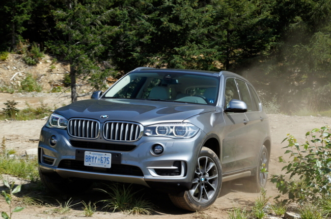 BMW의 경우 4륜구동 모델인 ‘x드라이브’의 판매 비중이 여름인 지난 5월~8월 최소 25％까지 떨어지는 등 최대 30％ 선을 넘지 않았던 것에 비해 최근 9~11월에는 44.9％까지 그 비중이 늘어나며 4륜구동 선호 현상이 뚜렷하게 나타났다.