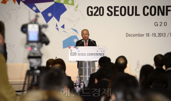 현오석 경제부총리 겸기획재정부 장관이 18일 오전 서울 장충동 신라호텔에서 열린 G20 서울 컨퍼런스에서 인사말을 하고 있다. 박해묵 기자/mook@heraldcorp.com
현오석 경제부총리 겸기획재정부 장관이 18일 오전 서울 장충동 신라호텔에서 열린 G20 서울 컨퍼런스에서 인사말을 하고 있다. 박해묵 기자/mook@heraldcorp.com
“선진국 통화정책 정상화 영향 모니터링”