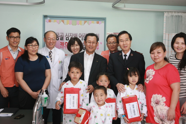 지난 6월 한국도로공사 손정표(윗줄 왼쪽 다섯 번째) 홍보실장이 심장병 수술을 받고 회복 중인 몽골 어린이들을 위문했다. [사진제공=한국도로공사]