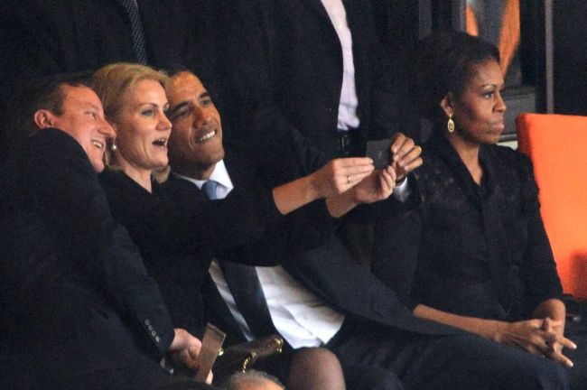 U.S. President Barack Obama (right) and British Prime Minister David Cameron pose for a picture with Denmark’s Prime Minister Helle Thorning Schmidt (center) during the memorial service of former South African President Nelson Mandela at the FNB Stadium in Johannesburg on Dec. 10. AFP-Yonhap News