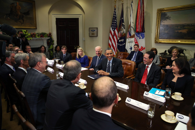 U.S. President Obama and Vice President Joe Biden (on Obama’s right) meet with executives from leading technology companies in the Roosevelt Room of the White House in Washington, D.C., Tuesday.   Bloomberg