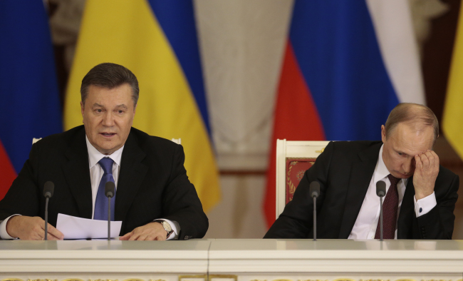 Russian President Vladimir Putin (right) attends a news conference with his Ukrainian counterpart Viktor Yanukovych after their talks in Moscow on Tuesday.     AP-Yonhap News