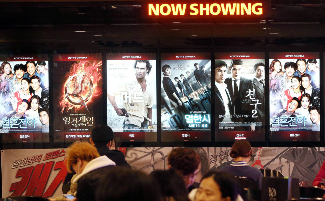 Moviegoers wait in the lobby of a multiplex in downtown Seoul on Dec. 1. People went to theaters in Korea more than 200 million times this year, breaking the record for ticket sales.   Yonhap News