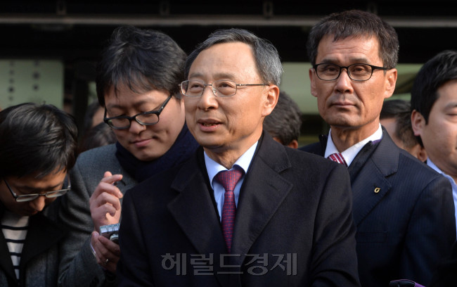 황창규(교수/전기업인/성균관대학교석좌교수)
KT CEO(최고경영자) 최종 후보자로 선정된 황창규 전 삼성전자 사장이 18일 처음으로 공개적인 자리에 처음으로 모습을 드러냈다.