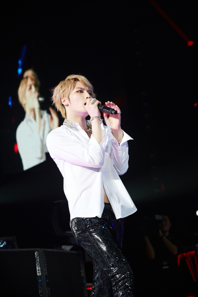 재중(김재중/가수/영화배우/JYJ)
가수 김재중이 지난 18일 오후 일본 오사카 오사카성홀에서 열린 ‘김재중 퍼스트 앨범 아시아 투어 콘서트 인 오사카’ 두 번째 공연에서 열창하고 있다.
[사진제공=씨제스엔터테인먼트]