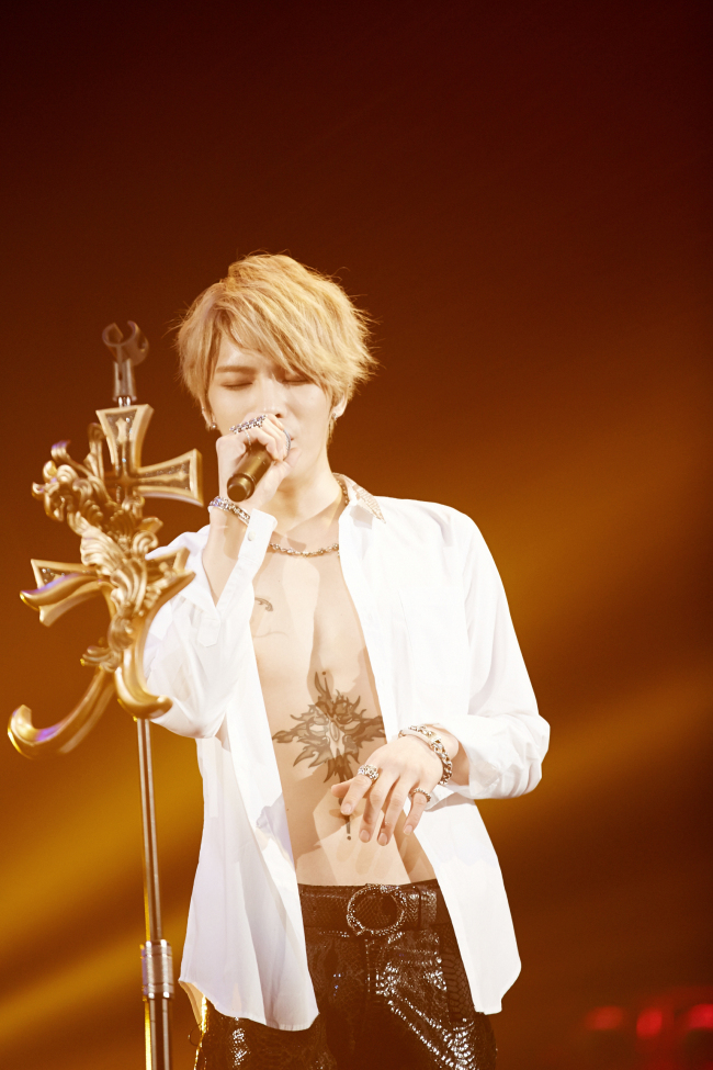 재중(김재중/가수/영화배우/JYJ)
무대 위 김재중은 글램록(화려한 패션과 외모를 강조하는 록의 한 장르) 스타였다.