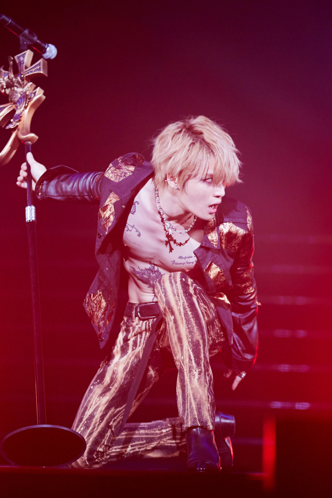 재중(김재중/가수/영화배우/JYJ)
무대 위 김재중은 글램록(화려한 패션과 외모를 강조하는 록의 한 장르) 스타였다.