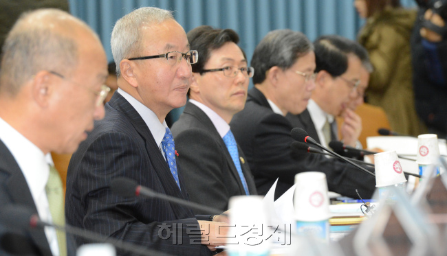 19일 서울청사에서 열린 대외경제장관회의.<br />정희조 기자/checho@heraldcorp.com 131219
19일 서울청사에서 열린 대외경제장관회의.
정희조 기자/checho@heraldcorp.com 131219
현오석 부총리 겸 기획재정부 장관이 19일 정부서울청사에서 열린 대외경제장관회의에서 모두 발언을 하고 있다. 현 부총리는 “내년 대외 경제여건을 보면 상하방 리스크가 공존하는 녹록지 않은 국면이 전개될 것”이라고 말했다.  정희조 기자/checho@heraldcorp.com