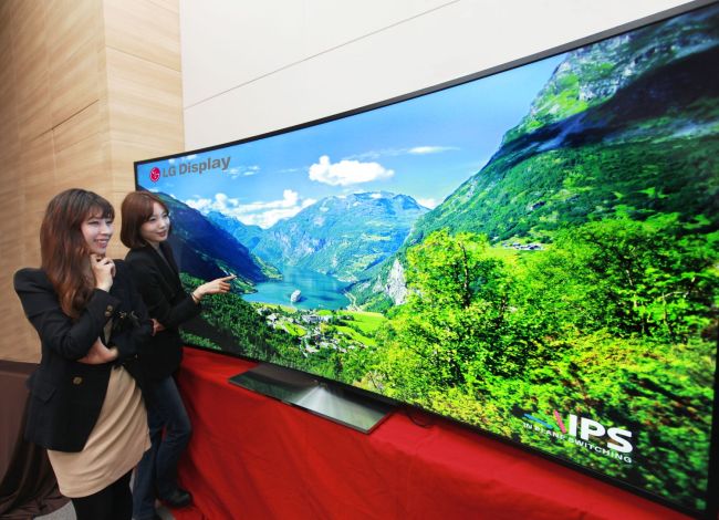 LG전자와 LG디스플레이가 곡면(Curved) 디스플레이로는 세계 최대인 ‘105형 곡면 울트라(Ultra)HD TV’를 개발했다. 내년 초 미국에서 열리는 세계 최대 가전전시회인 CES2014에서 선보일 예정이다. 초대형 곡면 기술을 내세워 내년부터 본격화될 차세대 TV시장에서 주도권을 강화하겠다는 전략이다.