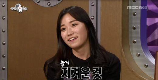 김슬기(탤런트/연극배우)
욕으로 떴다. “언어구사연기가 찰지다. 구강구조의 장점으로 남들이 세 마디의 욕을 할 때 네다섯 마디를 할 수 있다”는 장진 감독의 말처럼 귀에 쏙쏙 들어오는 쫄깃한 욕의 향연에 케이블 스타로 등극했다. tvN ‘SNL코리아’를 통해서다.