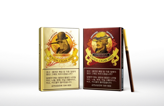 KT&G(사장 민영진)는 담뱃갑 개봉 전후 ‘반전’의 재미를 느낄 수 있는 ‘보헴시가 미니 한정판’을 한 달 동안 판매한다.
이 제품은 시가의 나라인 쿠바의 ‘신사’와 세상에서 가장 작은 새인 ‘벌새’를 디자인 테마로 제작되었으며, 제품 겉면의 메탈포장을 개봉하면 ‘신사’와 ‘벌새’ 캐릭터가 쓴 모자가 벗겨지면서 작은 벌새들이 화려하게 날아오르는 모습을 표현해 색다른 반전을 만들었다.