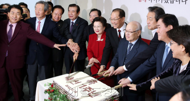 황우여 대표 등 새누리당 지도부와 김용준 전 대통령직 인수위원장,  대선 선거대책본부 관계자들이 19일 오전 여의도 당사에서 열린  대선 1주년 기념식에서 기념 떡을 자르고 있다.박현구 기자phko@heraldcorp.com
황우여 대표 등 새누리당 지도부와 김용준 전 대통령직 인수위원장,  대선 선거대책본부 관계자들이 19일 오전 여의도 당사에서 열린  대선 1주년 기념식에서 기념 떡을 자르고 있다.박현구 기자phko@heraldcorp.com