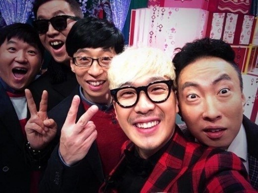 정형돈(좌부터/MC/개그맨),정준하(MC/영화배우),유재석(MC/개그맨),하하(하동훈/가수),박명수(MC/가수)
‘무한도전’ 단체사진이 공개돼 눈길을 끌었다.