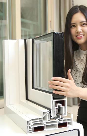 KCC가 고효율 건축자재를 잇달아 선보이며 건설 경기가 부진한 가운데서도 새로운 성장 동력을 확보해 나가고 있다. 사진은 고단열
성능으로 에너지 사용량을 크게 줄인 ‘슬라이딩 창호’.