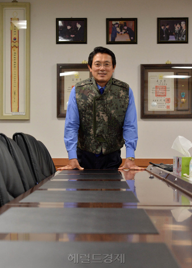이영규(기업인/웰크론대표이사)
1992년 늦더위가 채 가시지 않은 9월 하순 서울의 한 암자, 번뇌에 가득 찬 얼굴을 한 서른네 살의 청년은 부처님 앞에서 일천배를 시작했다.