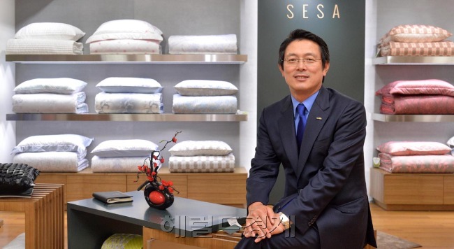 이영규(기업인/웰크론대표이사)
1992년 늦더위가 채 가시지 않은 9월 하순 서울의 한 암자, 번뇌에 가득 찬 얼굴을 한 서른네 살의 청년은 부처님 앞에서 일천배를 시작했다.