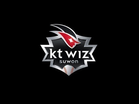KT 위즈 야구단이 연고지 수원 시민들과 크리스마스 이벤트를 갖는다.
KT 야구단은 오는 21일 오후 2시부터 수원의 AK플라자 백화점에서 크리스마스 이벤트를 진행한다고 19일 밝혔다.