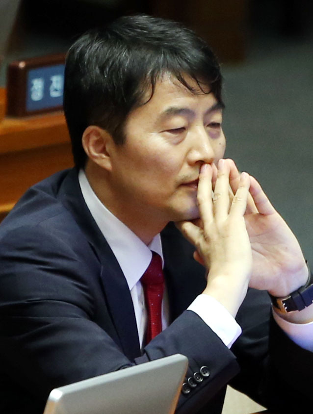 이석기 통합진보당 의원이 2일 국회에서 열린 정기국회 개원식에 참석해 착석하고 있다. 박현구 기자phko@heraldcorp.com