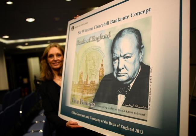 The Bank of England’s Head of Notes Division, Victoria Cleland, shows off the concept design of the new polymer 5-pound banknote after a news conference at the Bank of England in London on Wednesday.   AFP-Yonhap News