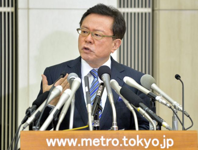 Tokyo Gov. Naoki Inose answers a question during an emergency press conference to announce his resignation at the Tokyo Metropolitan Government office on Thursday.   AFP-Yonhap News