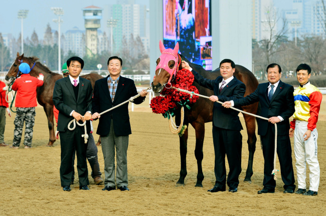 경주마 8마리 이름으로 1억2000만원을 사회복지공동모금회에 기부한 서울 마주협회 소속회원들.