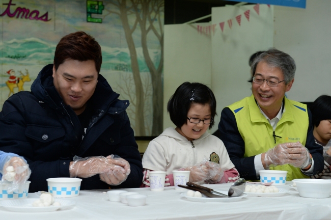 임종룡(오른쪽) NH농협금융지주 회장이 지난 19일 아동보육시설인 서울 은평구 ‘꿈나무마을’에서 류현진 선수, 시설 어린이와 함께 반죽을 하고 있다.  [사진제공=NH농협금융]