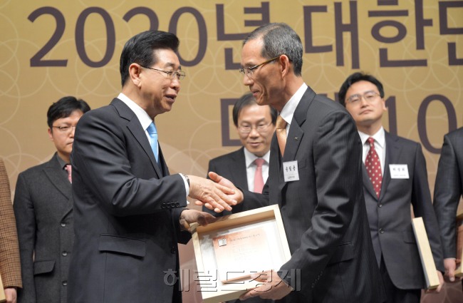 2020년 대한민국을 이끌 미래 100대 기술과 주역 시상식이 19일 서울 소공동 조선호텔에서 열려 정준양 한국공학한림원 회장이 송필용 한국도로공사 단장에게 차세대 인프라 구조물 건설기술 부문에 대한 시상을 하고 있다.<br />김명섭 기자 msiron@heraldcorp.com
2020년 대한민국을 이끌 미래 100대 기술과 주역 시상식이 19일 서울 소공동 조선호텔에서 열려 정준양 한국공학한림원 회장이 송필용 한국도로공사 단장에게 차세대 인프라 구조물 건설기술 부문에 대한 시상을 하고 있다.
김명섭 기자 msiron@heraldcorp.com