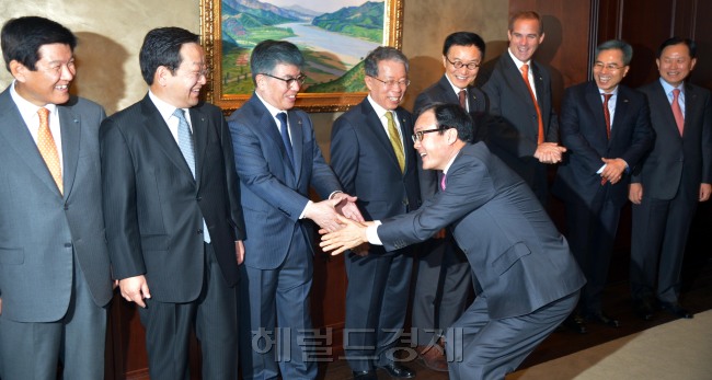 20일 오전 서울 남대문로 한국은행 본관에서 열린 금융협의회에서 이순우 우리은행장이 지각을 해 익살스런 모습으로 김중수 한국은행 총재와 인사를 하고 있다.<br />김명섭 기자 msiron@heraldcorp.com
20일 오전 서울 남대문로 한국은행 본관에서 열린 금융협의회에서 이순우 우리은행장이 지각을 해 익살스런 모습으로 김중수 한국은행 총재와 인사를 하고 있다.
김명섭 기자 msiron@heraldcorp.com