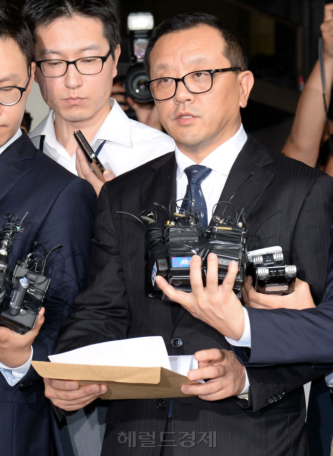 10일 오후 전도환 전 대통령 측의 대표로 장남 전재국씨가 서울 서초동 서울중앙지검에서 미납 추징금 납부방안을 발표하고 있다./안훈기자 rosedale@ 2013.09.10
10일 오후 전도환 전 대통령 측의 대표로 장남 전재국씨가 서울 서초동 서울중앙지검에서 미납 추징금 납부방안을 발표하고 있다./안훈기자 rosedale@ 2013.09.10
10일 오후 전도환 전 대통령 측의 대표로 장남 전재국씨가 서울 서초동 서울중앙지검에서 미납 추징금 납부방안을 발표하고 있다./안훈기자 rosedale@ 2013.09.10
10일 오후 전도환 전 대통령 측의 대표로 장남 전재국씨가 서울 서초동 서울중앙지검에서 미납 추징금 납부방안을 발표하고 있다./안훈기자 rosedale@ 2013.09.10
10일 오후 전도환 전 대통령 측의 대표로 장남 전재국씨가 서울 서초동 서울중앙지검에서 미납 추징금 납부방안을 발표하고 있다./안훈기자 rosedale@ 2013.09.10
10일 오후 전도환 전 대통령 측의 대표로 장남 전재국씨가 서울 서초동 서울중앙지검에서 미납 추징금 납부방안을 발표하고 있다./안훈기자 rosedale@ 2013.09.10