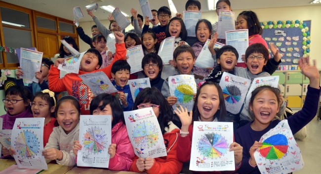 Students show their daily schedules for the winter holidays at Myeonmok Elementary School in Seoul. Most elementary schools across the country entered a month-long winter break on Friday. Kim Myung-sub/The Korea Herald.