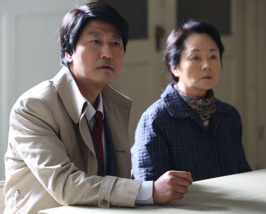 송강호(좌부터/영화배우/호두엔터테인먼트),김영애(탤런트/기업인)
A film inspired by former President Roh Moo-hyun has topped the local box office in just the first two days since its release, according to data released by the Korean Film Council on Friday.