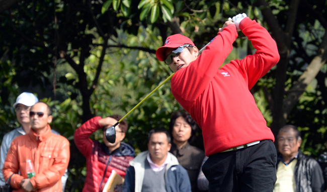 Korean golfer Kim Kyung-tae tees off on the opening day of the 2013 Royal Trophy golf tournament at the Dragon Lake Golf Club in Guangzhou, China, Friday. Asia led Europe 3-1 on the first day of the three-day tournament.   Ahn Hoon/The Korea Herald
