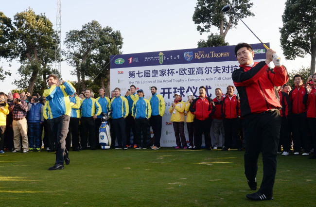 Asian team captain Yang Yong-eun (right) and his European counterpart Jose Maria Olazabal fire ceremonial shots to open the 2013 Royal Trophy - Europe vs Asia Championship at Dragon Lake Golf Club in Guangzhou, China, on Thursday.  Ahn Hoon / The Korea Herald