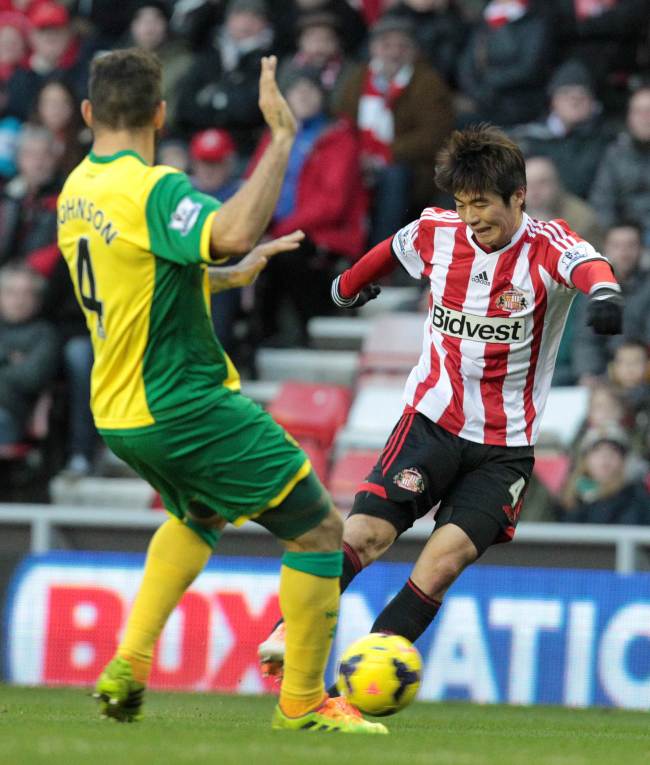 Sunderland’s Ki Sung-yueng (right) controls the ball against Norwich City on Saturday.
AFP-Yonhap News