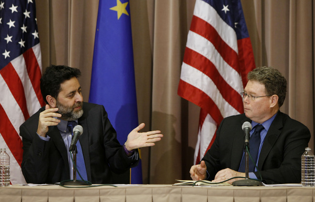 Chief U.S. Negotiator Dan Mullaney (right) and Chief European Union Negotiator Ignacio Garcia Bercero answer questions at the press
conference following the third Transatlantic Trade and Investment Partnership negotiating round, at the U.S. Department of State in Washington, Friday.   Xinhua-Yonhap News