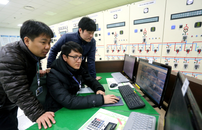 Engineers from Samsung Electronics examine power usage at the energy monitor room of its Digital City in Suwon on Sunday. Samsung said it plans to install LED lighting throughout the whole Suwon campus by the end of next year as LED lighting is 25 to 40 percent more energy-efficient than general lighting.   Samsung Electronics