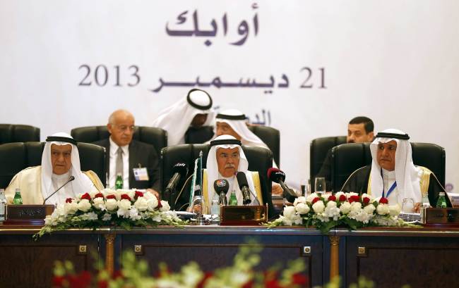 Saudi Arabia’s Oil Minister Ali al-Naimi (center) attends the opening of the Ministerial Conference of the Organization of Arab Petroleum-Exporting Countries in Doha on Saturday.   AFP-Yonhap News