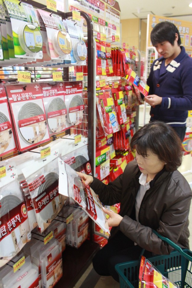 문풍지ㆍ보온시트(일명 뽁뽁이) 등의 수요도 급증하고 있다.
롯데마트가 이달들어 문풍지ㆍ보온시트 매출을 살핀 결과, 각각 56.1%, 185.3%로 3배 가량 늘었다. 이들 제품은 문틈을 뚫고 들어오는 바람을 차단해 실내온도를 3도 가량 높이고, 열 손실을 줄여 10~20% 정도 에너지 절감이 가능한 걸로 알려지고 있다.