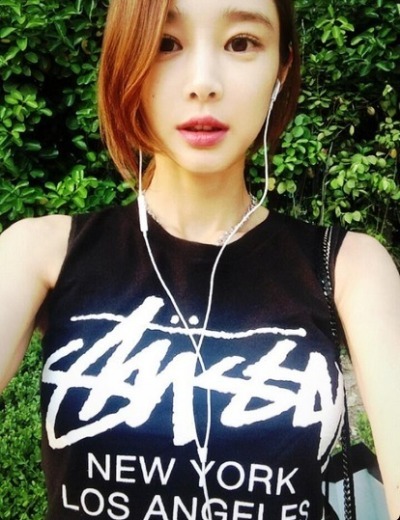 이사강(뮤직비디오감독/CF감독)
’욘사마’ 배용준(41)이 14살 연하 일반인 여성과 열애 사실이 공개된 가운데 배용준의 전 여자친구였던 이사강이 새삼 화제를 모으고 있다.