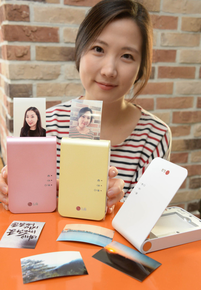 LG전자는 다음 달 7일부터 10일까지 4일간 미국에서 개최되는 열리는 세계최대 가전전시회 ‘2014 CES’에서 ‘포켓포토 2’를 선보일 예정이라고 밝혔다. 지난 9월 첫 선을 보인 스마트폰 사진 즉석 인화기 ‘포켓포토2’는 기존 제품 대비 더욱 슬림해진 디자인과 다양한 편의기능을 추가해 사용편의성을 강화했다. [사진제공=LG전자]
