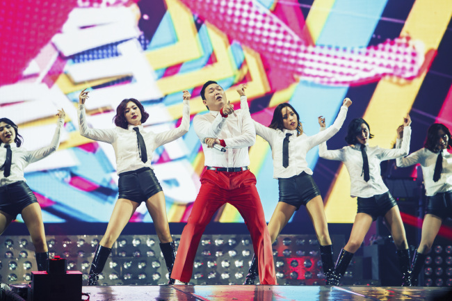 싸이(박재상/가수/음악PD)
sy performs at Olympic Park’s Gymnastics Stadium on Sunday night during the rap star’s “All Night Stand” winter concert series.    YG Entertainment