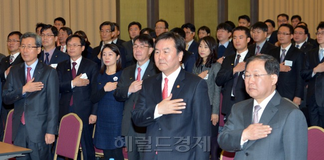 2013 서민금융의 날 행사가 23일 오전 서울 명동 은행회관에서 열려 신제윤 금융위원장 등 참석자들이 국민의례를 하고 있다.
김명섭 기자 msiron@heraldcorp.com
2013 서민금융의 날 행사가 23일 오전 서울 명동 은행회관에서 열려 신제윤 금융위원장 등 참석자들이 국민의례를 하고 있다.<br />김명섭 기자 msiron@heraldcorp.com