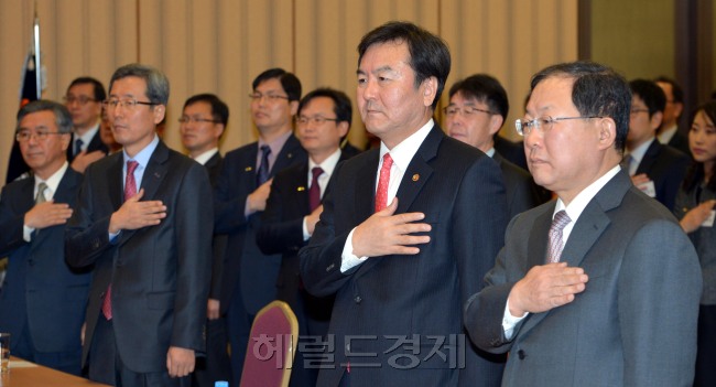 2013 서민금융의 날 행사가 23일 오전 서울 명동 은행회관에서 열려 신제윤 금융위원장 등 참석자들이 국민의례를 하고 있다.
김명섭 기자 msiron@heraldcorp.com
2013 서민금융의 날 행사가 23일 오전 서울 명동 은행회관에서 열려 신제윤 금융위원장 등 참석자들이 국민의례를 하고 있다.<br />김명섭 기자 msiron@heraldcorp.com