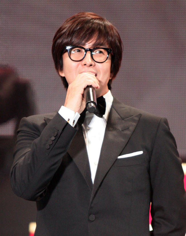 배용준(영화배우/탤런트)
배우 배용준(41)이 27세 일반인 여성과 열애를 인정했다.