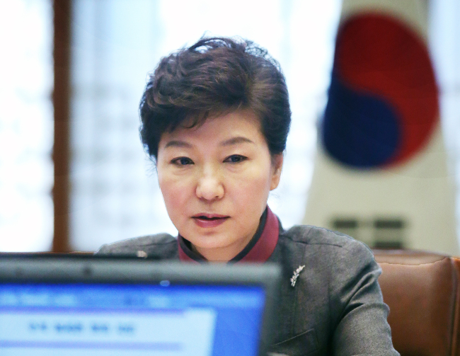 <YONHAP PHOTO-0508> 현안 언급하는 박근혜 대통령 (서울=연합뉴스) 안정원 기자 = 박근혜 대통령이 23일 청와대에서 열린 대통령 주재 수석비서관회의에서 철도파업 등 현안을 언급하고 있다. 2013.12.23 jeong@yna.co.kr/2013-12-23 10:43:58/ <저작권자 ⓒ 1980-2013 ㈜연합뉴스. 무단 전재 재배포 금지.>