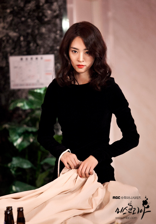 이연희(탤런트/영화배우)
대책없이 망가졌다. 누가 봐도 여신 미모인 여배우들은 ‘꽃미모’를 내려놨다. ‘신비주의’도 진작에 팽개쳤다.