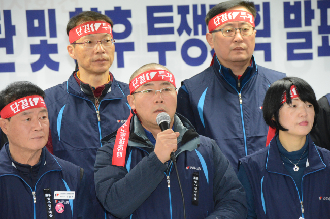 Leaders of the Korean Confederation of Trade Unions, including its chairman Shin Seung-cheol (center), denounce the police raid on the umbrella union’s office at a press conference on Monday.   Chung Hee-cho/The Korea Herald